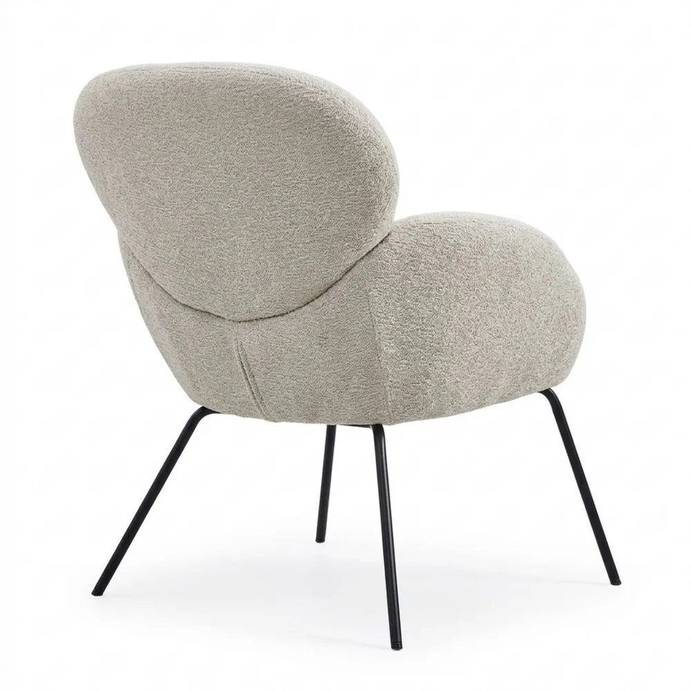 Sillón moderno de salón escandinavo con diseño de concha y patas metálicas, gris