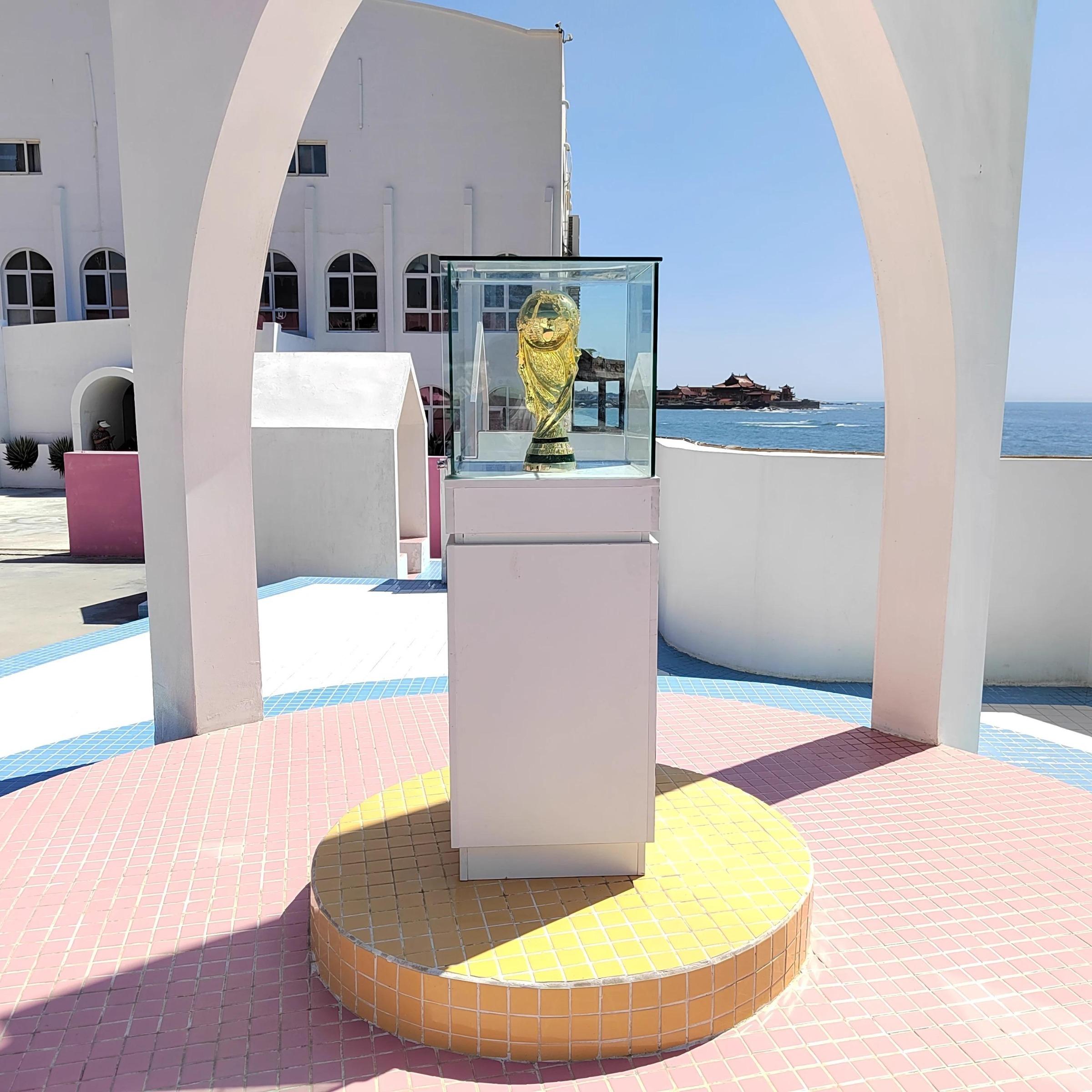 Vintage Sports Trophy Statue, 1 Count Decorative Trophy Ornament for Sports-Themed Rooms, Ideal Gift for Holiday & Party