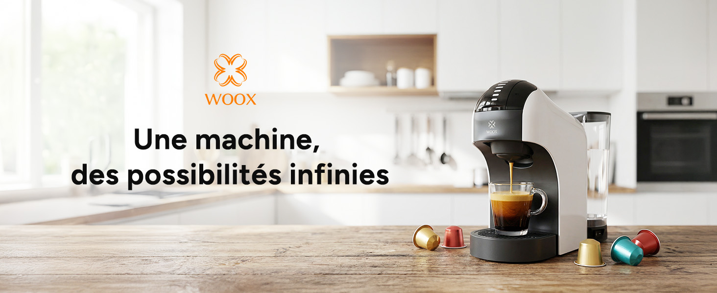 Le texte se lit comme suit : « Une machine, des possibilités infinies ». Cadre de cuisine moderne avec machine à café et accessoires sur plan de travail blanc.
