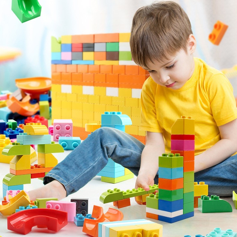 Duży zestaw zjeżdżalni i torów – kreatywna zabawka edukacyjna