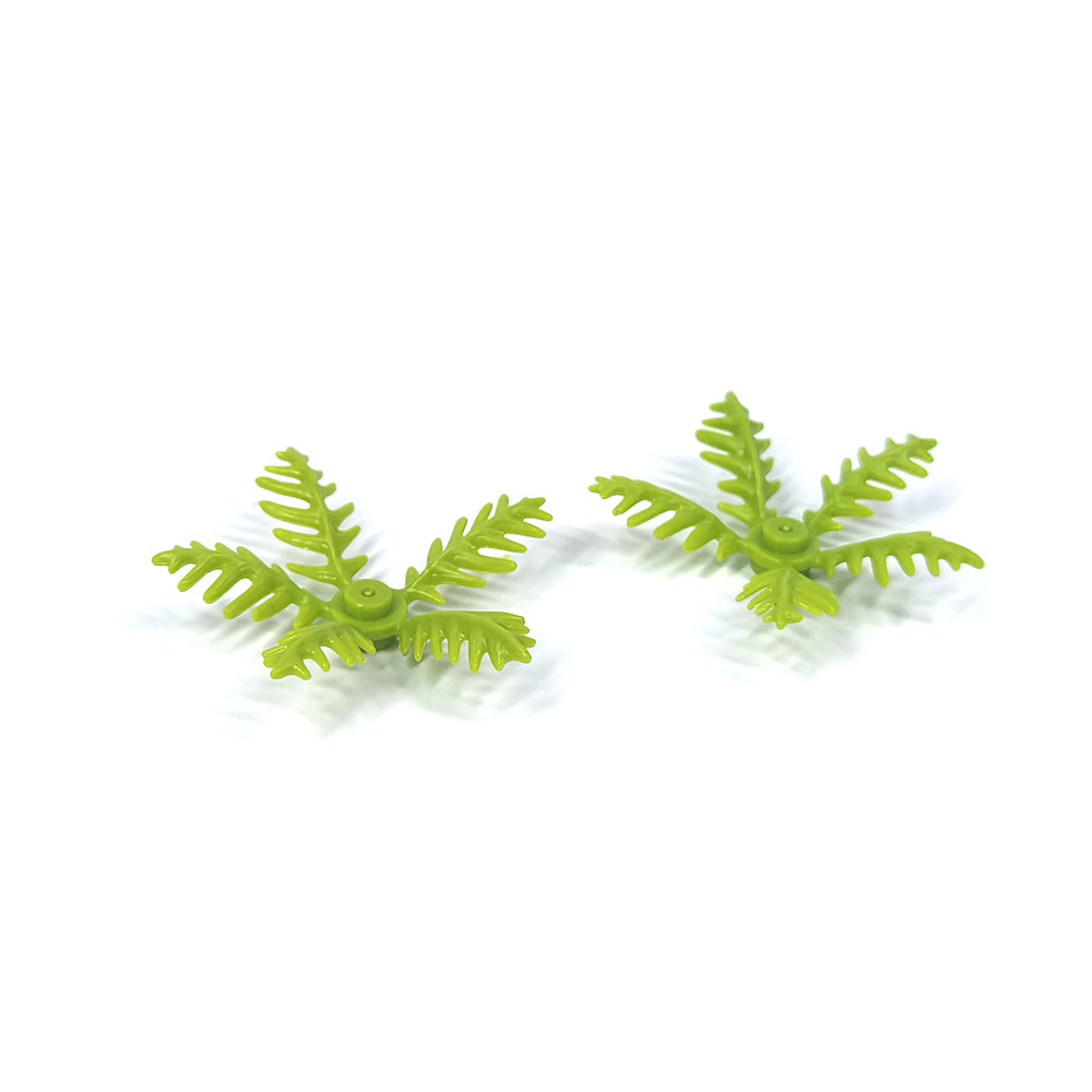 Kleine plastic bouwblokjes, kleine kokosbladeren, palmbladeren van de kust, speelgoed met regenwoudthema
