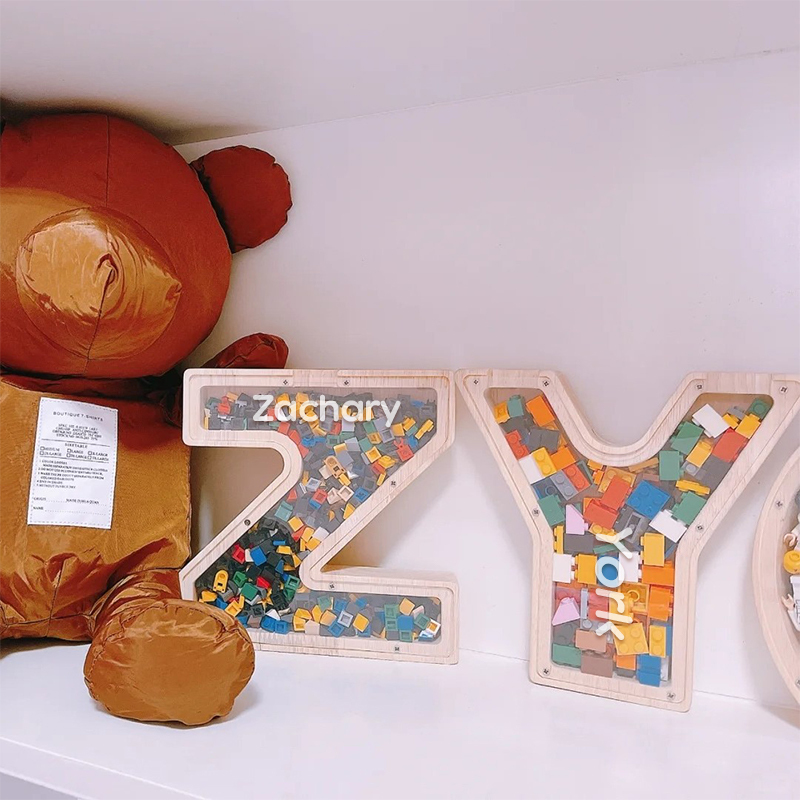Salvadanaio personalizzato con lettera e contenitore per materiali creativi – Design combinato in legno e acrilico