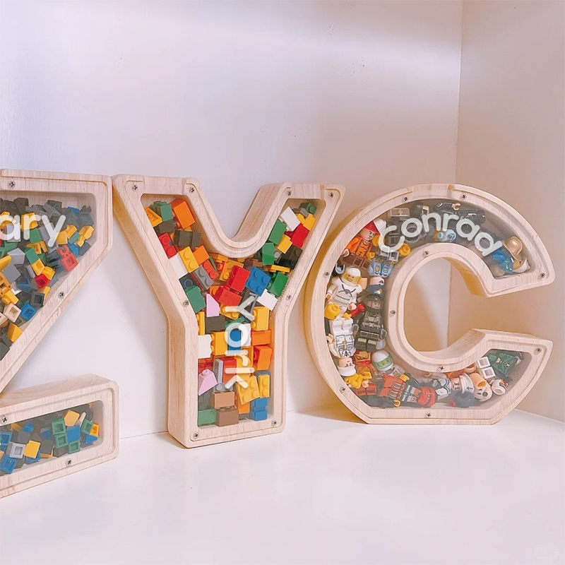 Salvadanaio personalizzato con lettera e contenitore per materiali creativi – Design combinato in legno e acrilico