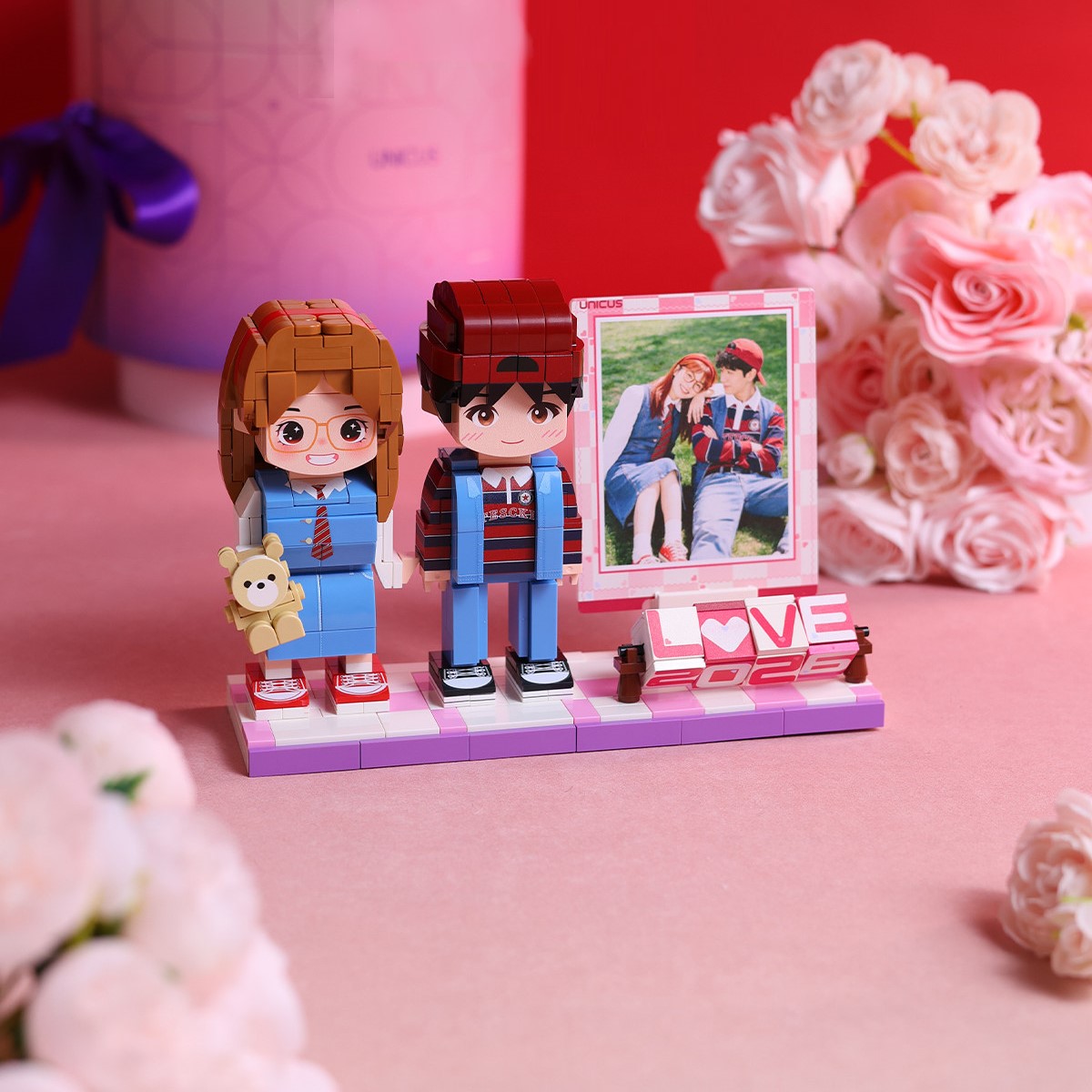 2026 Nuove statuine personalizzate in mattoncini, personaggi in stile cartone animato personalizzabili con targhette girevoli fai-da-te, regalo di San Valentino e anniversario per la fidanzata