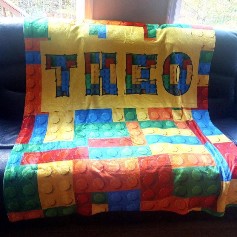 Coperta decorativa personalizzata con nome a forma di mattoncini, coperta decorativa personalizzata con mattoncini per divano.