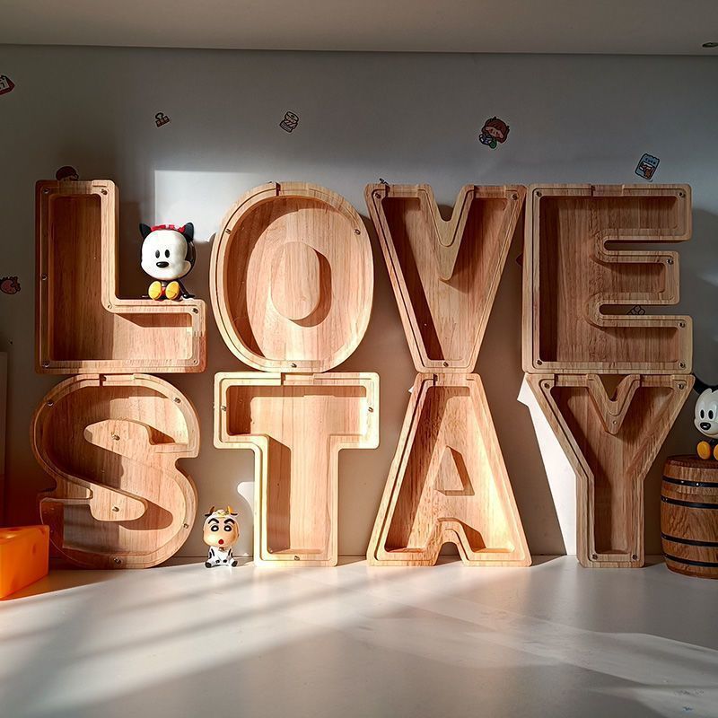 Salvadanaio personalizzato con lettera e contenitore per materiali creativi – Design combinato in legno e acrilico