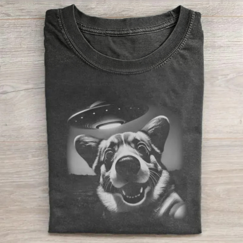 Funny Corgi Dog Looking At Ufo Alien Spaceship Vintage Washed T-shirt