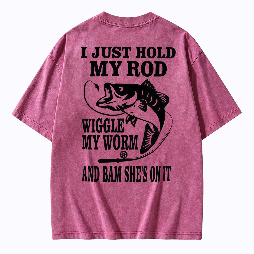 I JUST HOLD MY ROD, WIGGLE MY WORM, AND BAM SHE'S ON IT Funny Fishing Washed T-shirt