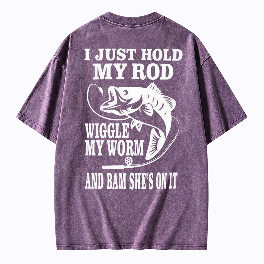 I JUST HOLD MY ROD, WIGGLE MY WORM, AND BAM SHE'S ON IT Funny Fishing Washed T-shirt