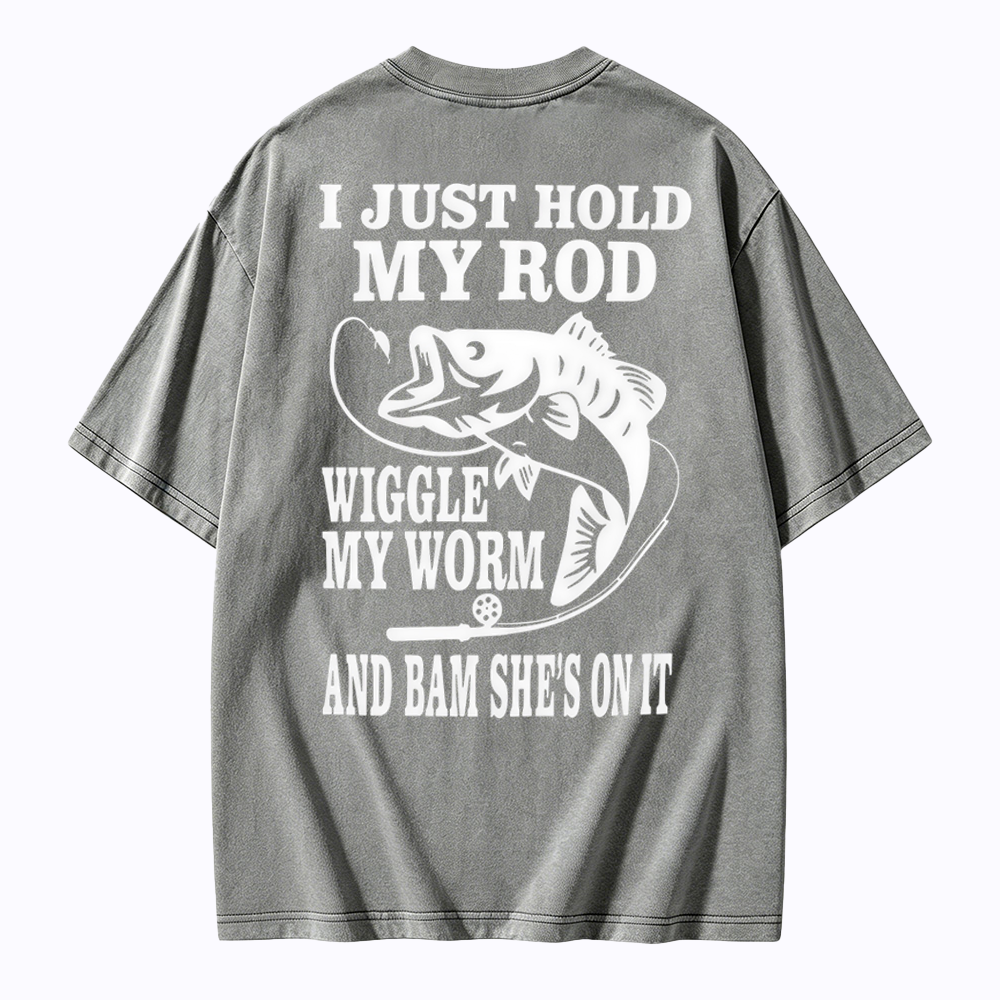 I JUST HOLD MY ROD, WIGGLE MY WORM, AND BAM SHE'S ON IT Funny Fishing Washed T-shirt