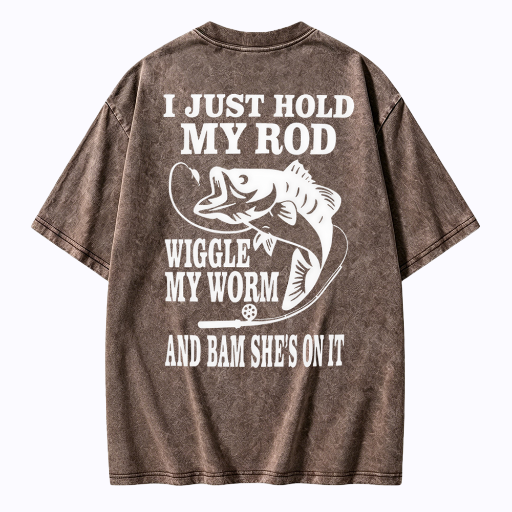 I JUST HOLD MY ROD, WIGGLE MY WORM, AND BAM SHE'S ON IT Funny Fishing Washed T-shirt