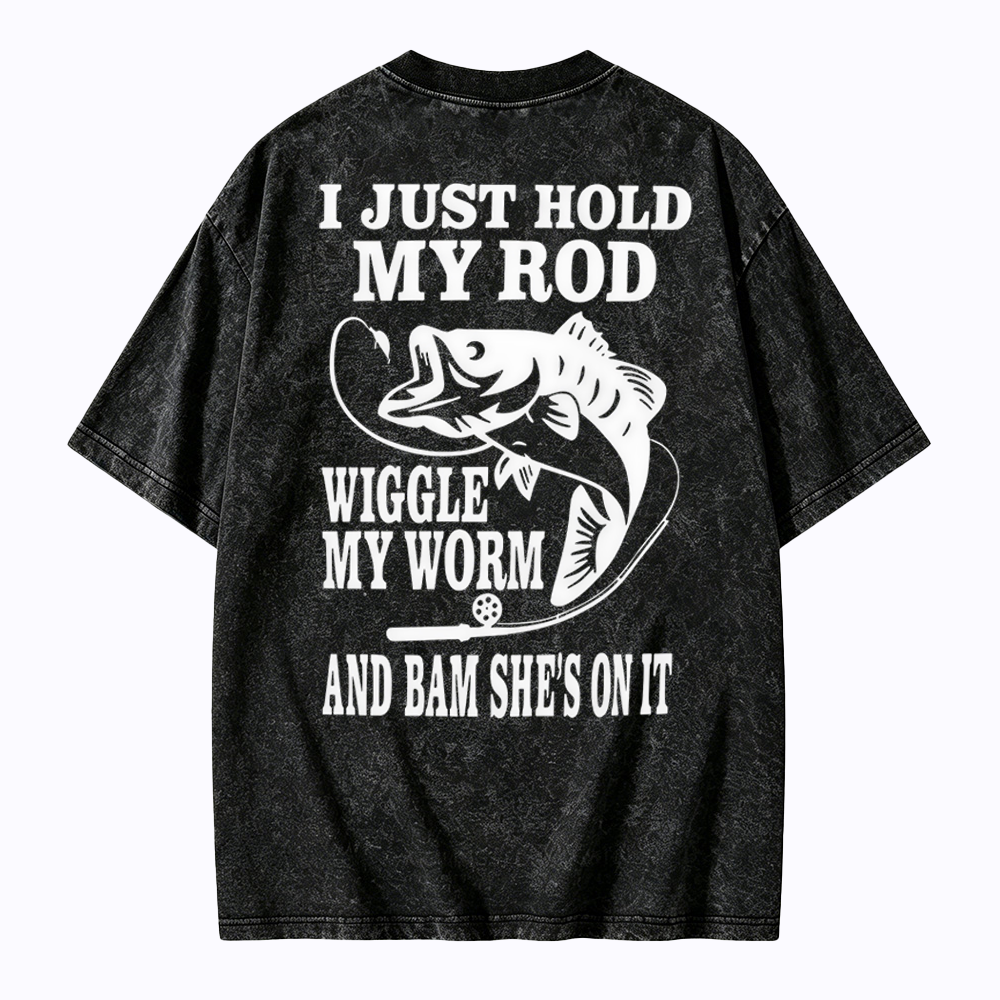 I JUST HOLD MY ROD, WIGGLE MY WORM, AND BAM SHE'S ON IT Funny Fishing Washed T-shirt