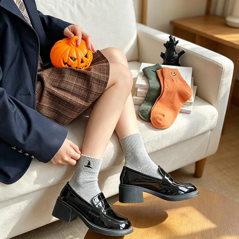 Women's Viral Cute Halloween Crew Socks Set (5 Pairs) - Multicolor Cartoonish Pumpkin Ghost Mid-Calf Knit Socks, Fitted Soft Stretch Warm Fall Winter Essentials, Halloween Stuff for Women for Everyday Wear & Gifts