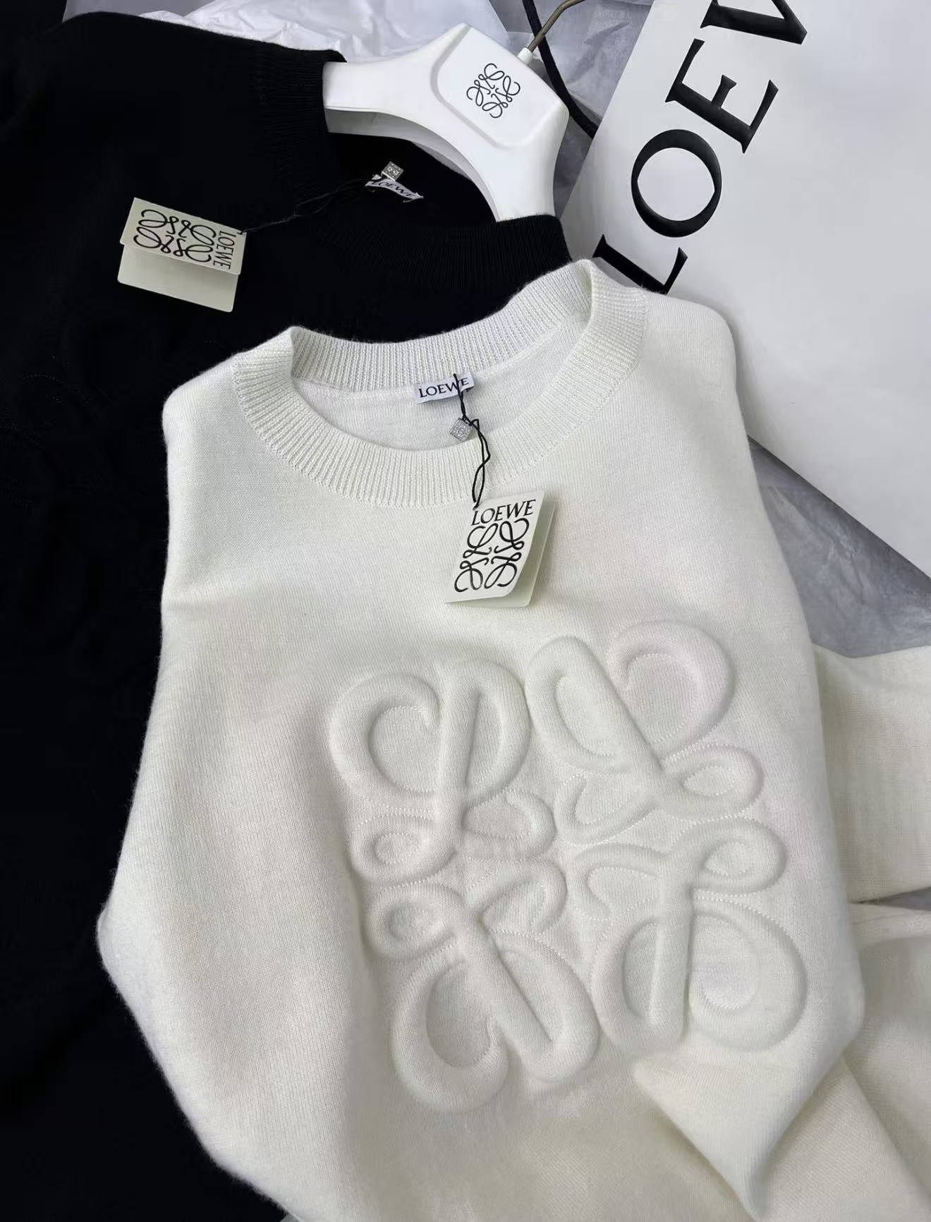 LEW Black and white two-color embossed sweater