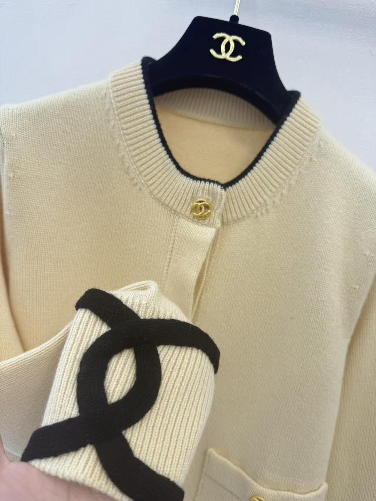 CC 2026SS Black apricot grey three-color cuff logo knitted cardigan