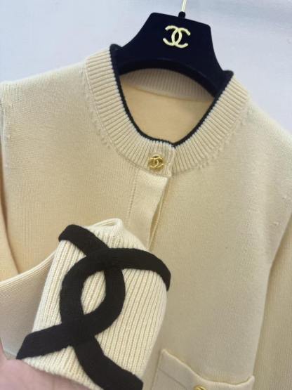 CC 2026SS Black apricot grey three-color cuff logo knitted cardigan