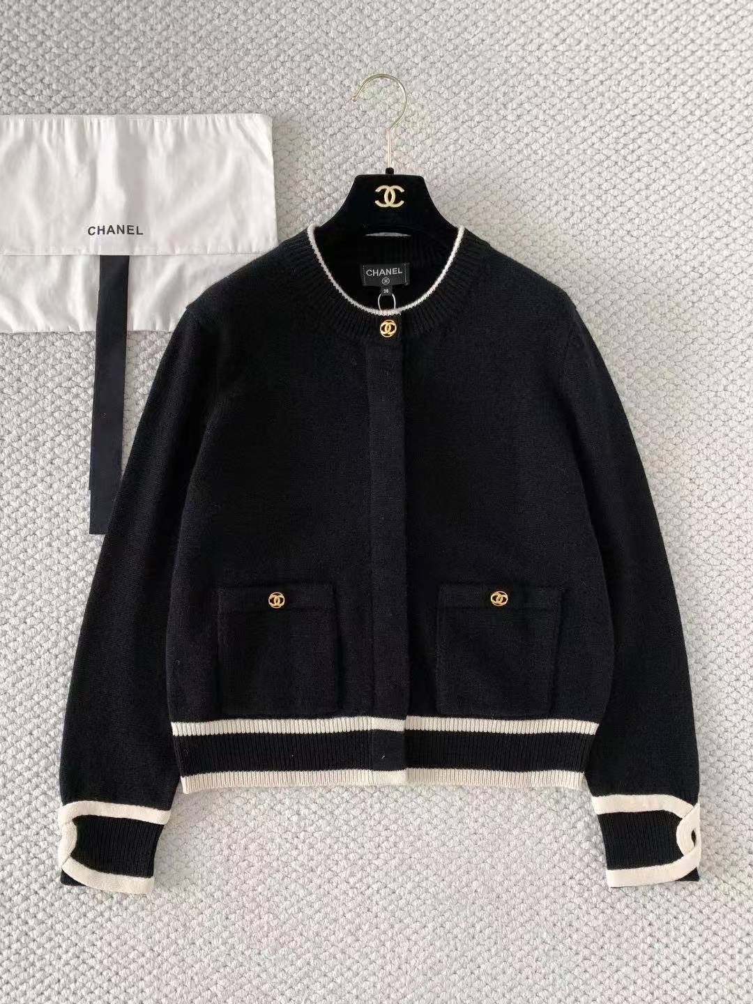 CC 2026SS Black apricot grey three-color cuff logo knitted cardigan