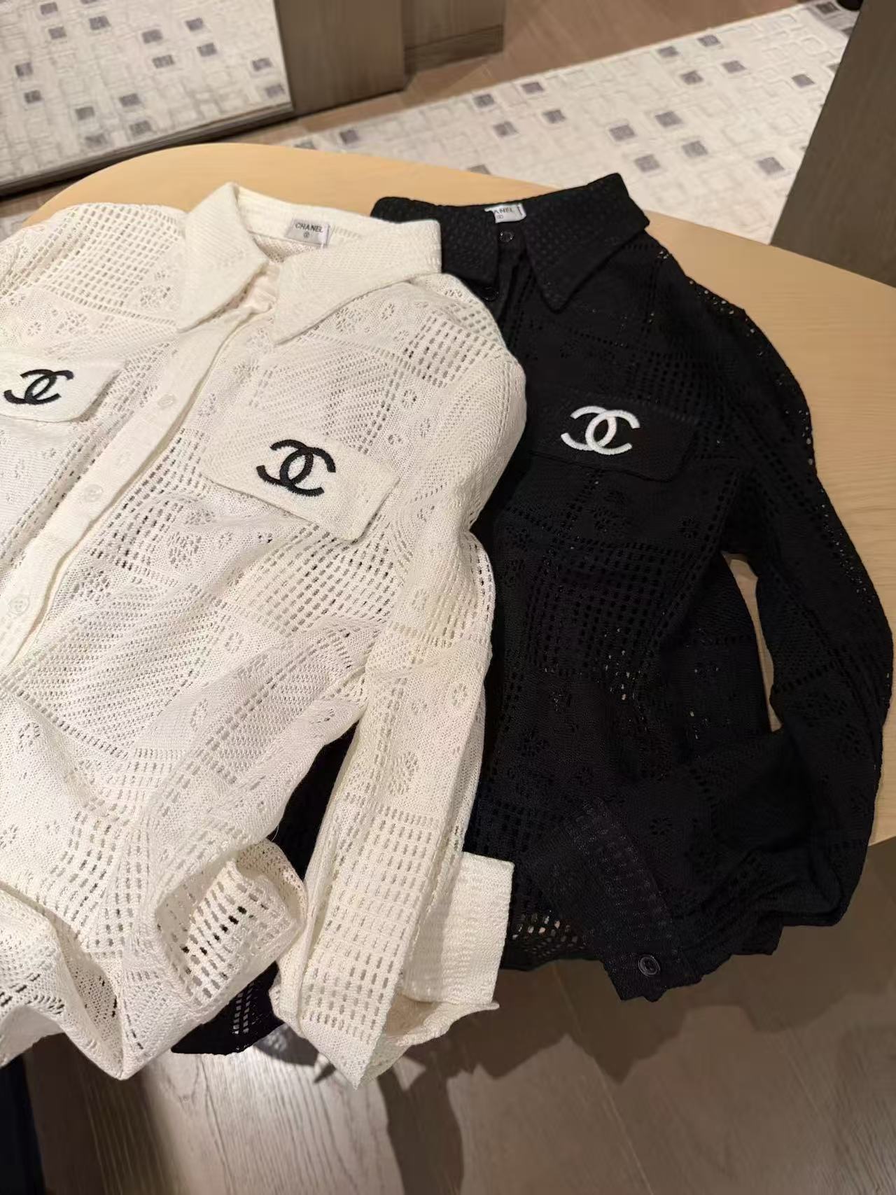 CC Hollow-out knitted shirt in black and white