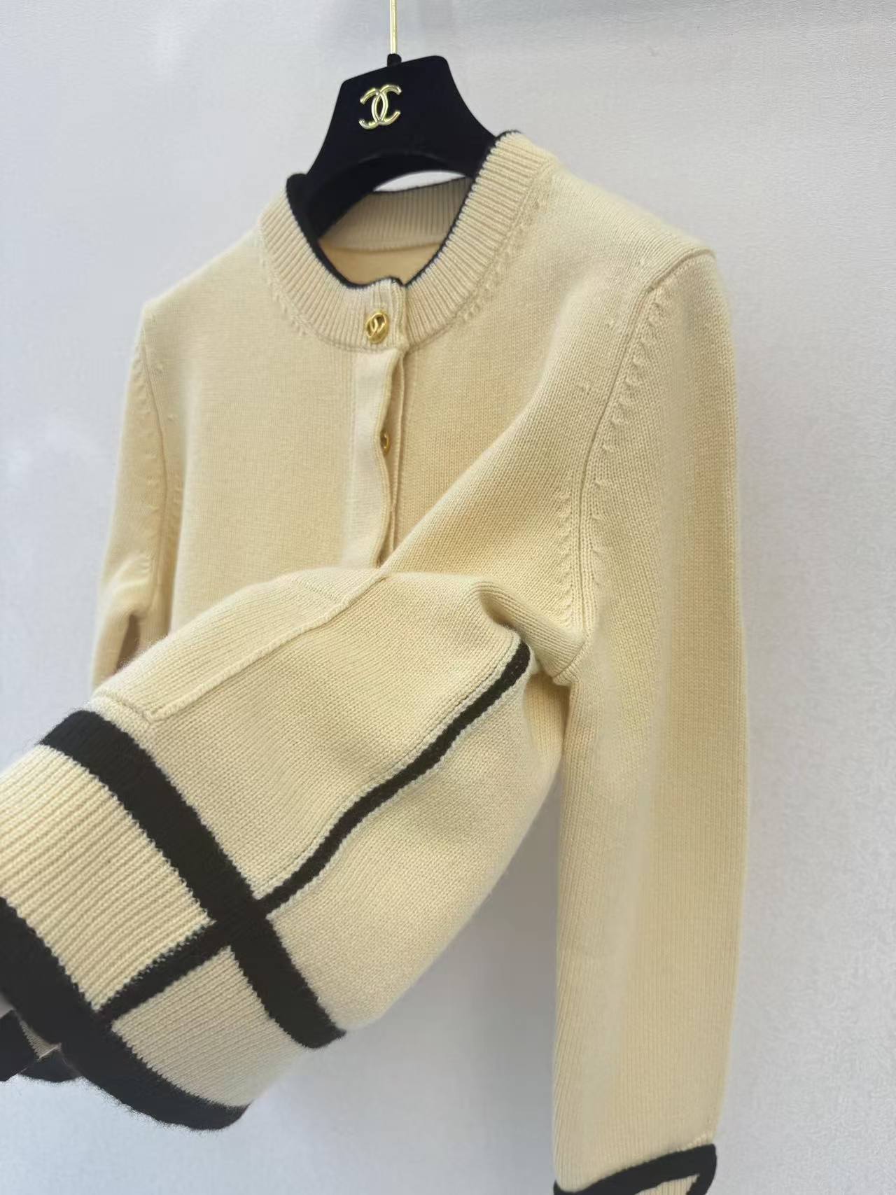 CC 2026SS Black apricot grey three-color cuff logo knitted cardigan