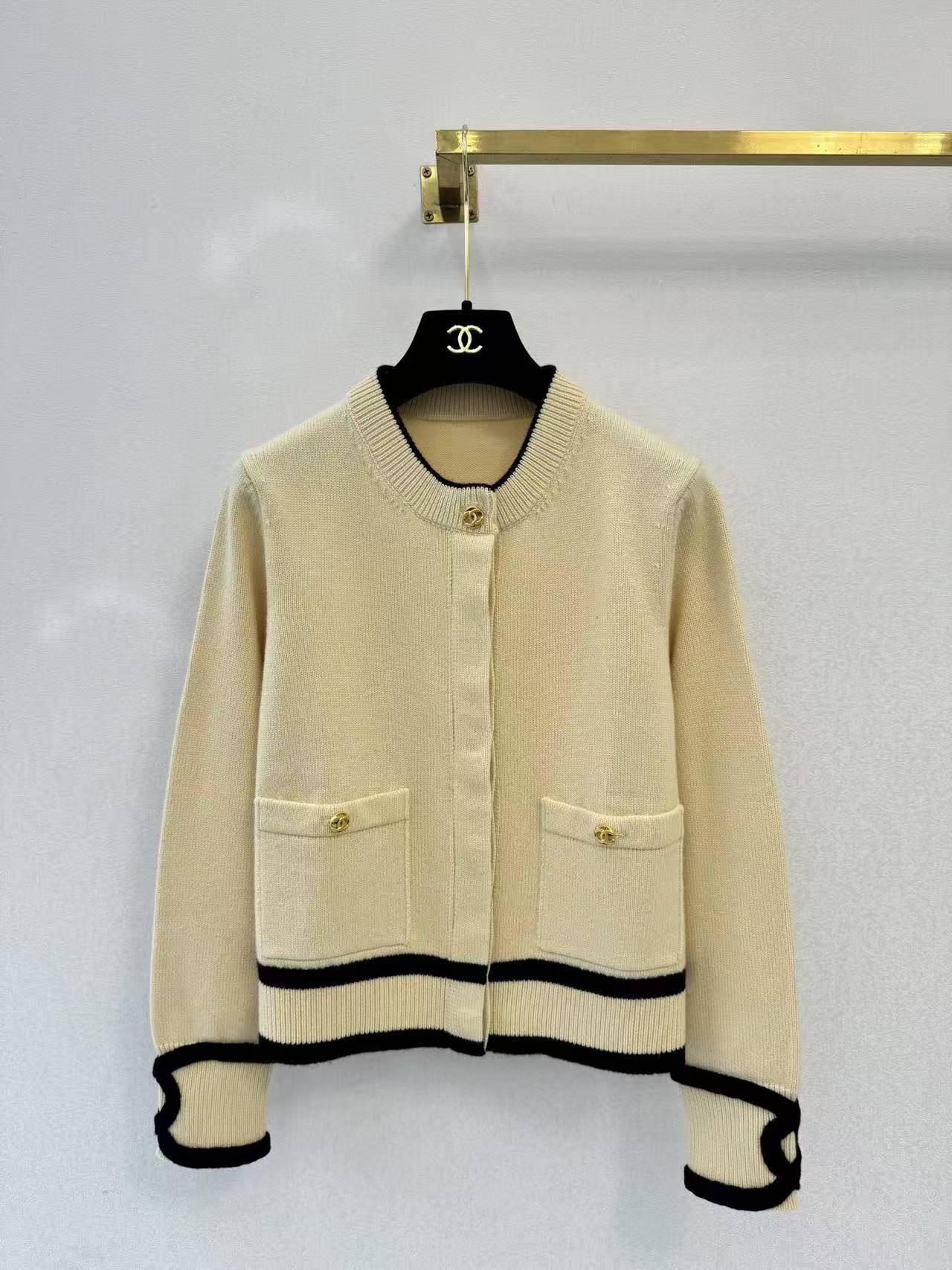 CC 2026SS Black apricot grey three-color cuff logo knitted cardigan