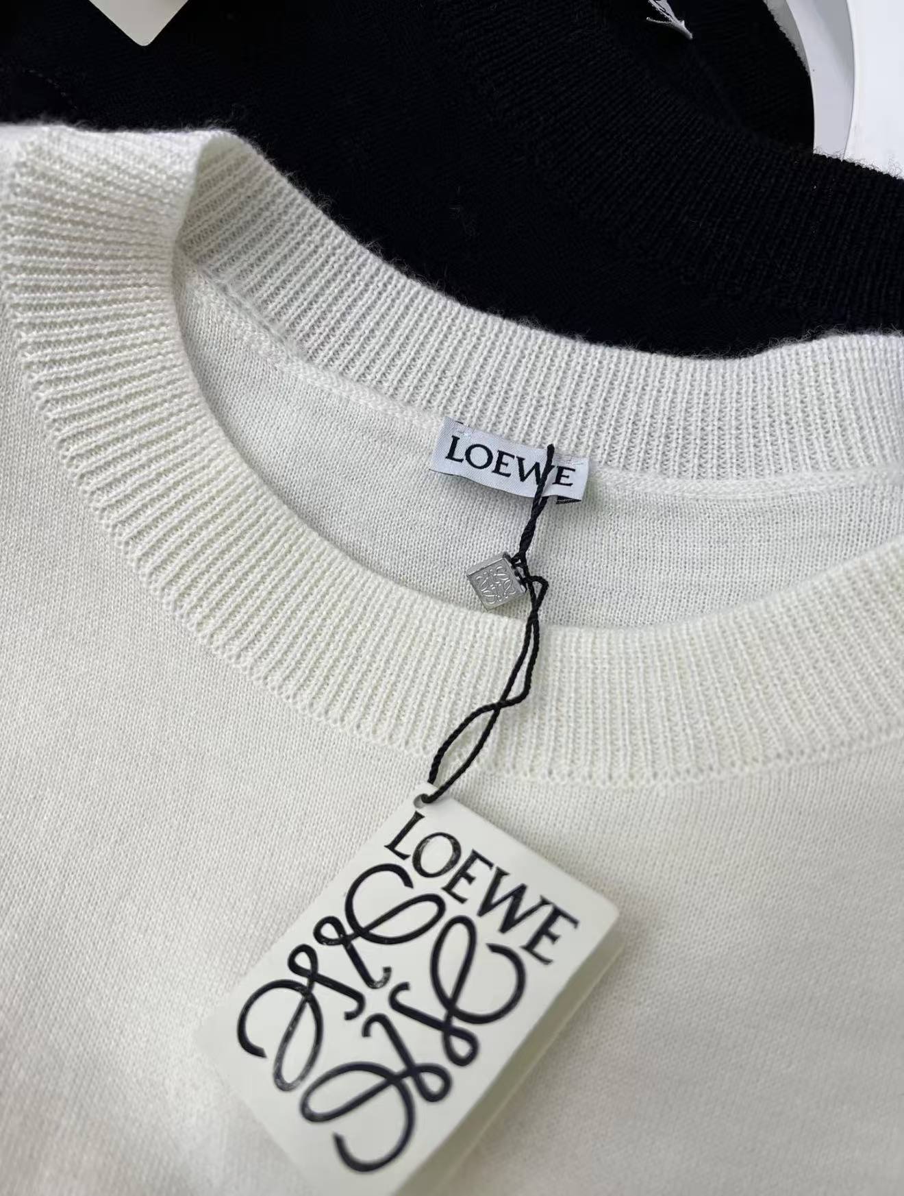 LEW Black and white two-color embossed sweater