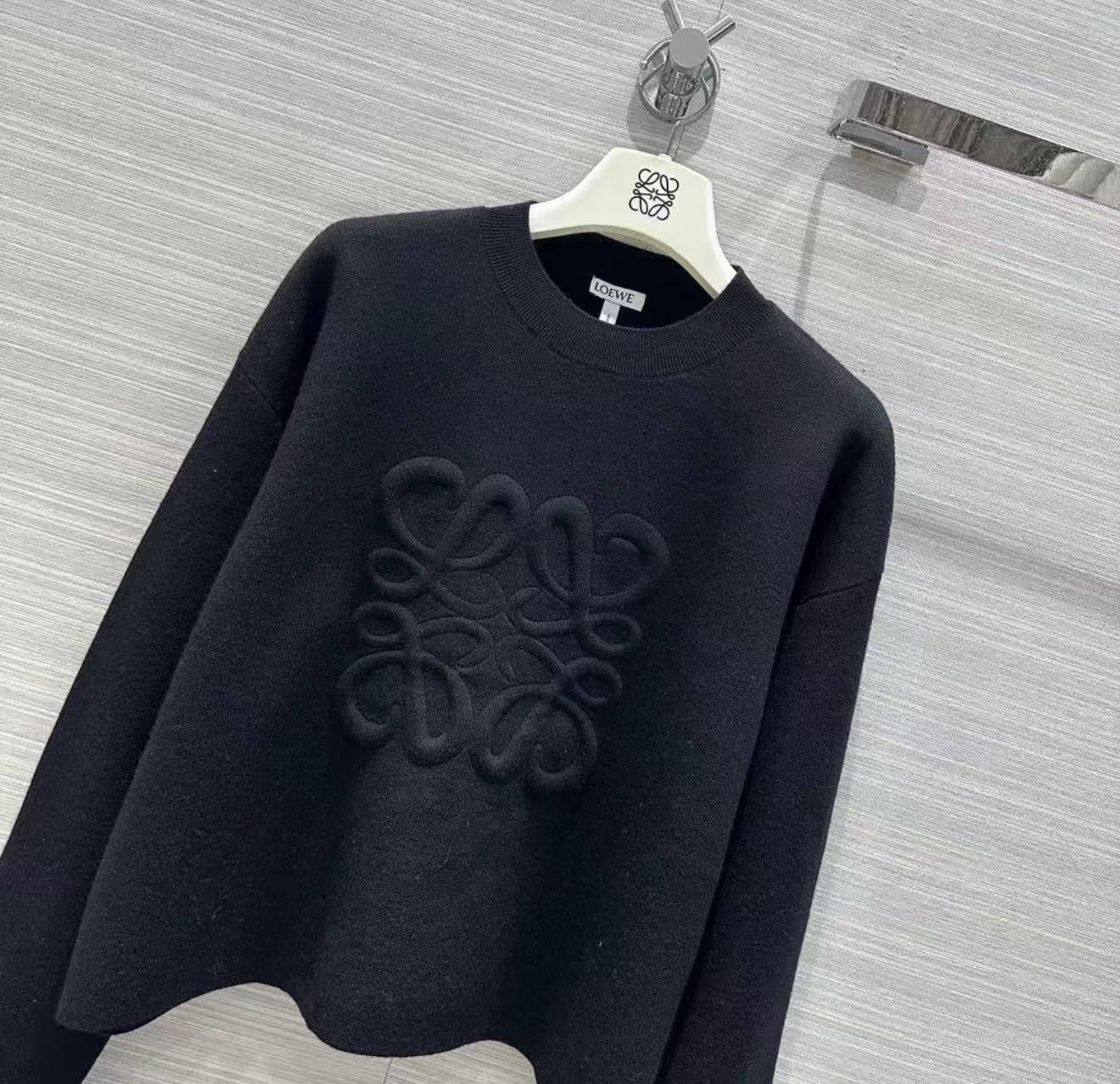 LEW Black and white two-color embossed sweater