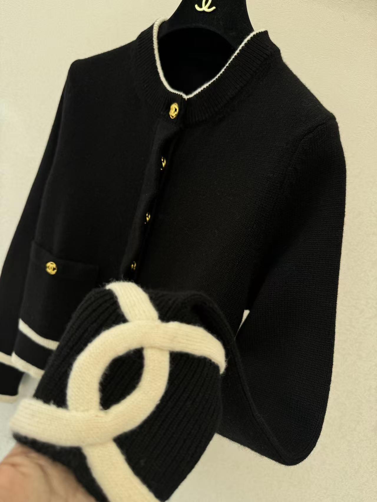 CC 2026SS Black apricot grey three-color cuff logo knitted cardigan