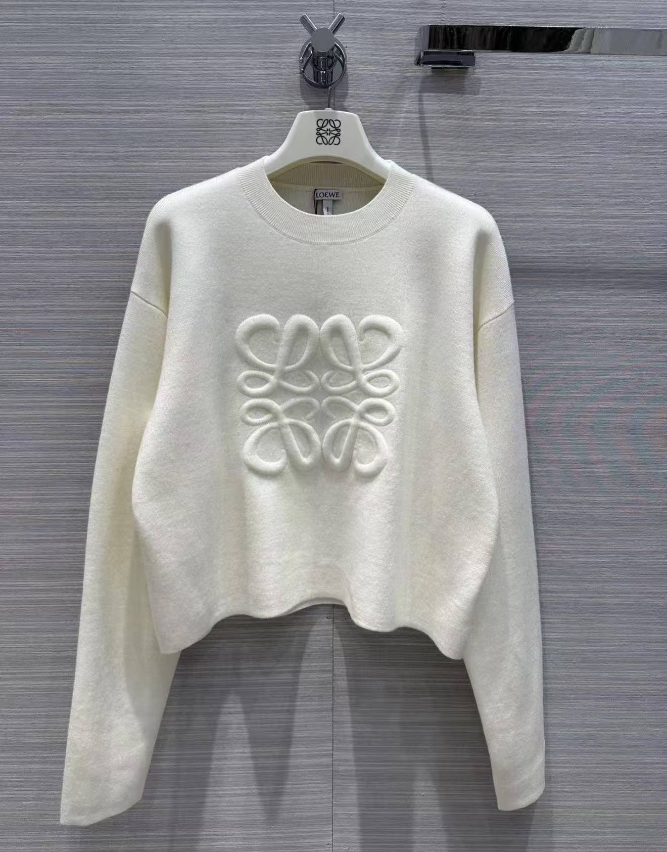 LEW Black and white two-color embossed sweater