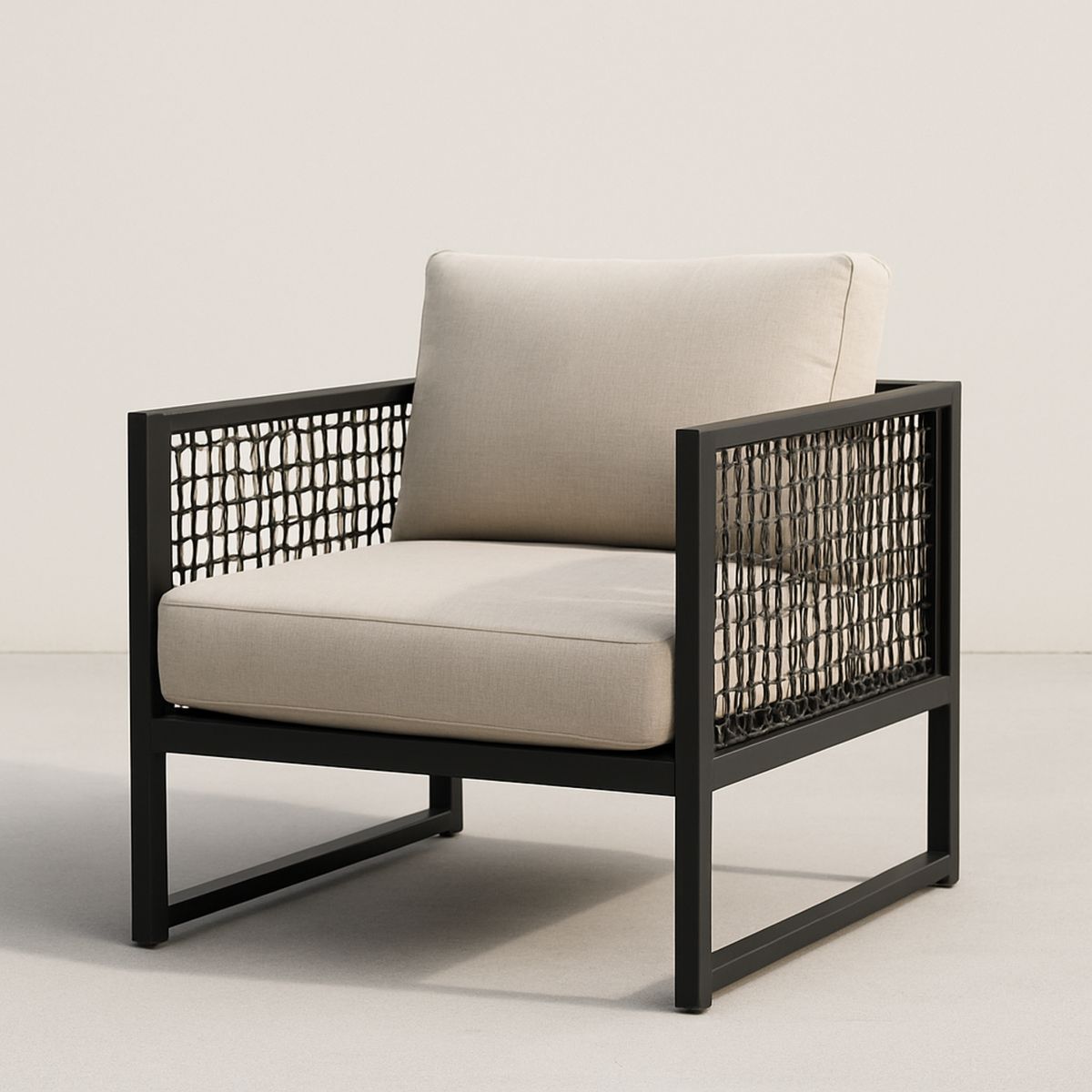 Cadeira de Jardim com Estrutura de Metal e Almofadas Bege