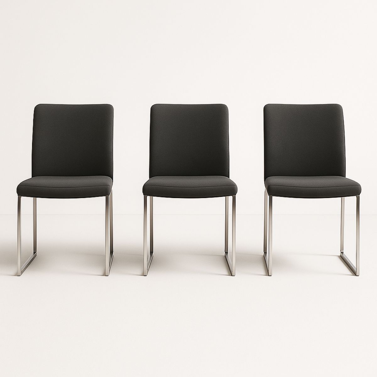 Conjunto de Cadeiras Pretas Estofadas com Base de Metal