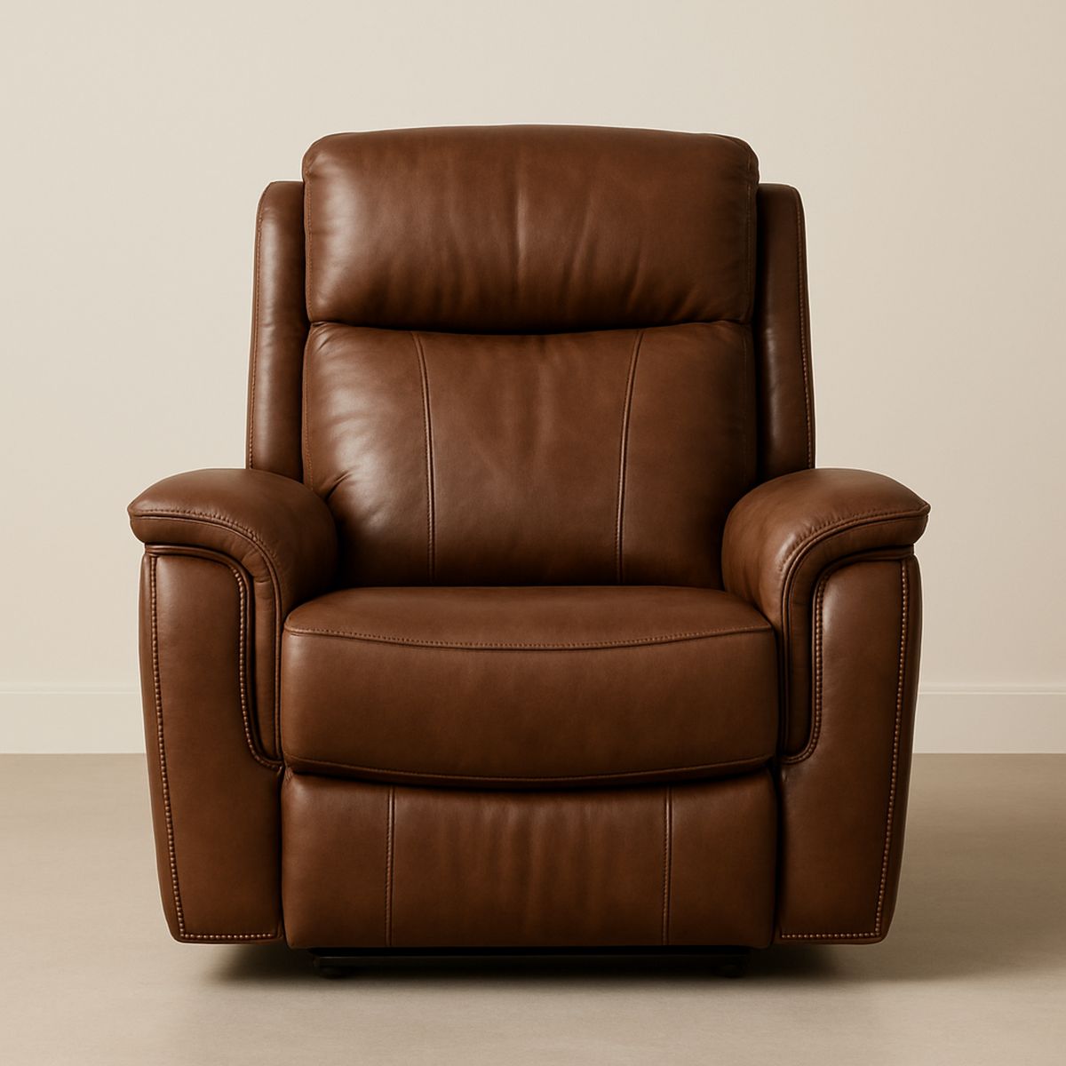 Poltrona com braços em couro sintético marrom, 98 cm x 84 cm x 102 cm.