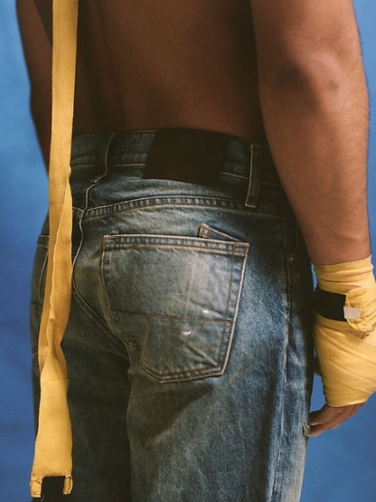 DISTRESSED PATCH JEANS