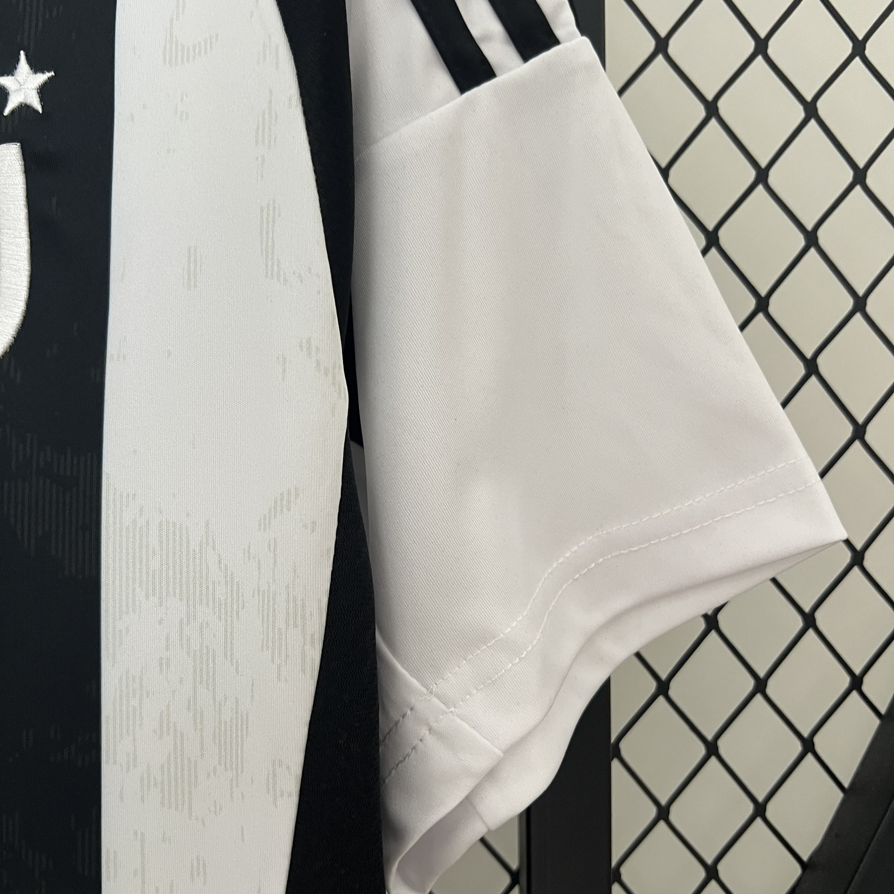 Officiële Juventus Thuis Shirt 2024/2025 - Zwart en Wit met Klassieke Strepen