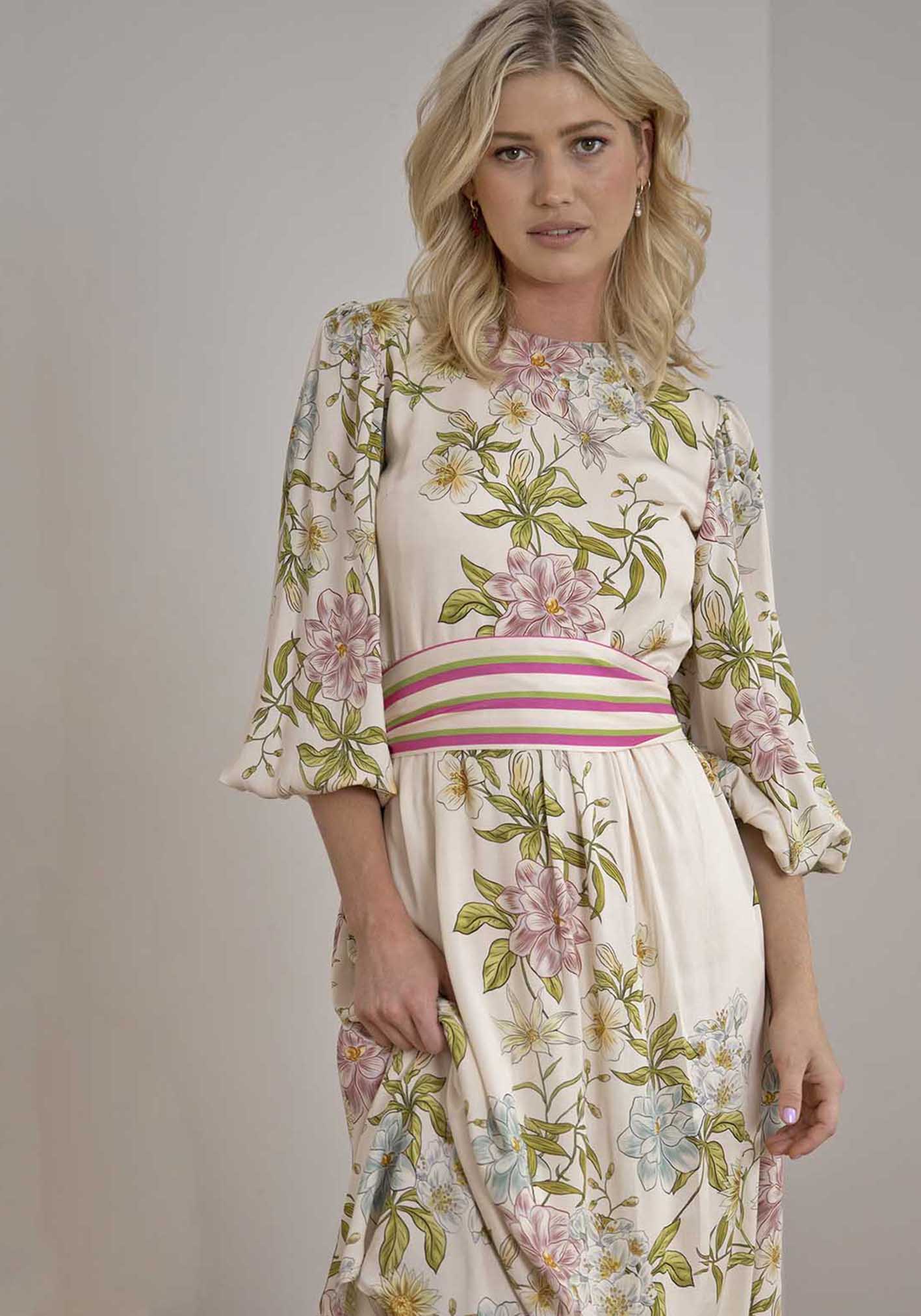 Momento Cream Floral Maxi Dress