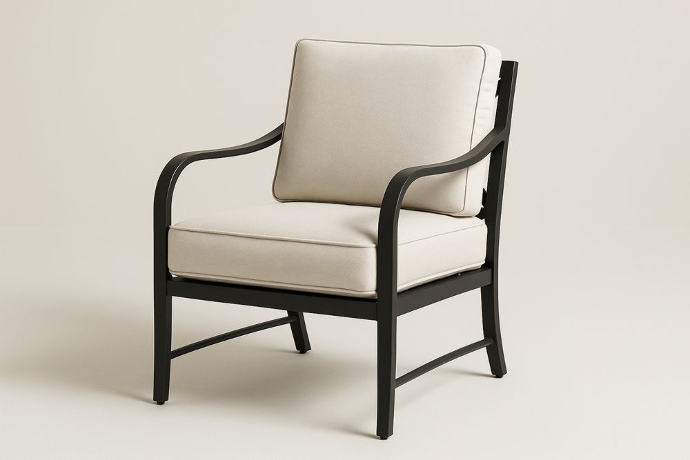 Poltrona com Estrutura de Aço Preto e Almofadas Beje