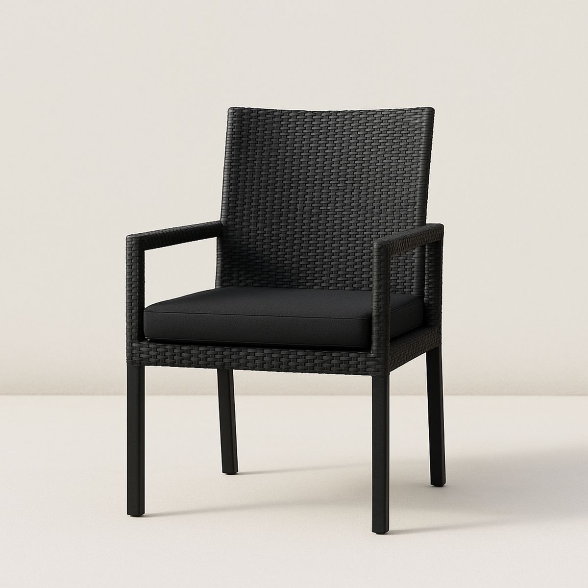 Fekete fonott kültéri szék kartámlával