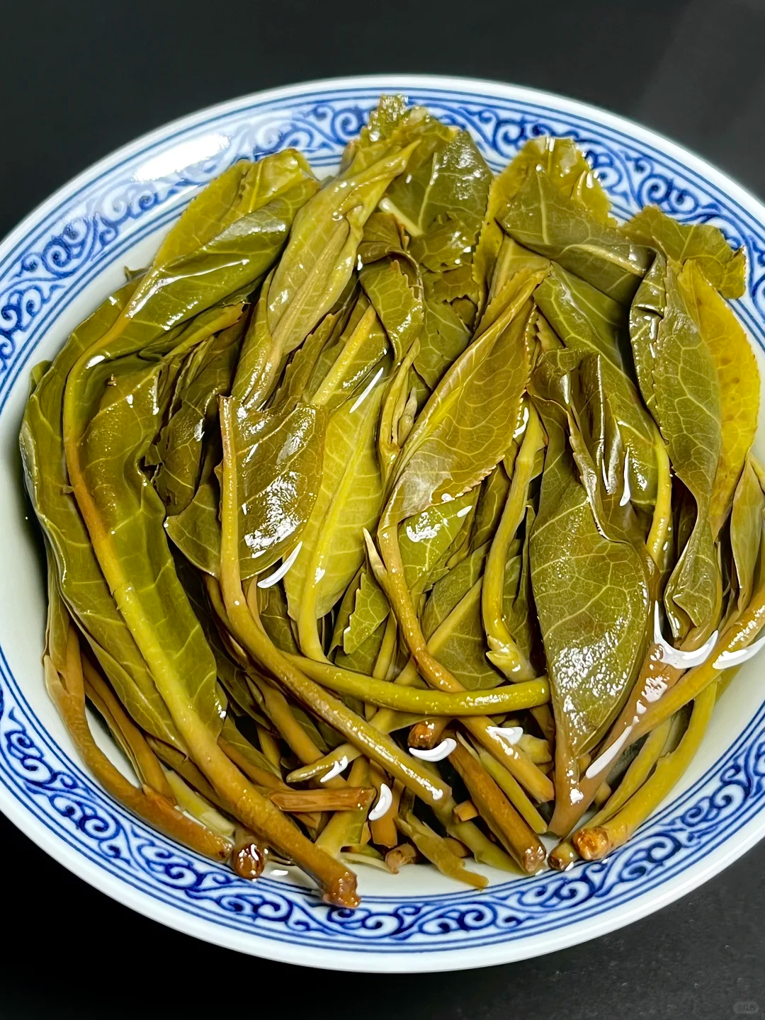 Follow Pu-erh tea from Yunnan’s ancient tea trees to the cup. Learn what Pu-erh tea is, what raw Pu-erh means, and how picking, kill-green, rolling, sun-drying, pressing, and aging shape its flavor.