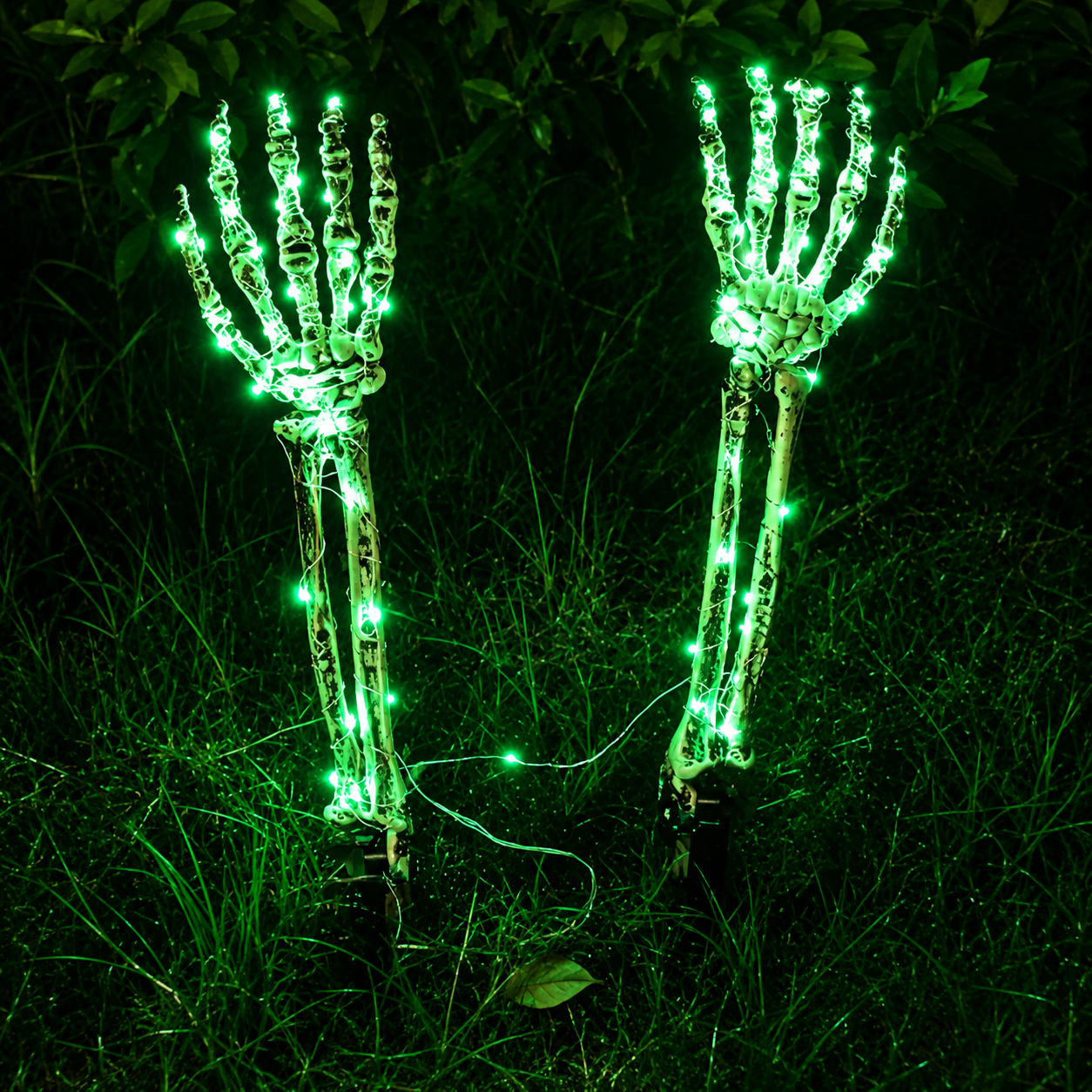 👻Solar-Powered Halloween Skull & Skeleton Hands Garden Decor | Auto Light-Up Yard Display