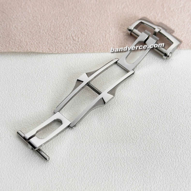 Vacheron Constantin Overseas Fiftysix Collection Traditionnelle butterfly clasp, leather and rubber strap with folding clasp