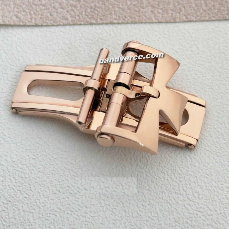 Vacheron Constantin Overseas Fiftysix Collection Traditionnelle butterfly clasp, leather and rubber strap with folding clasp