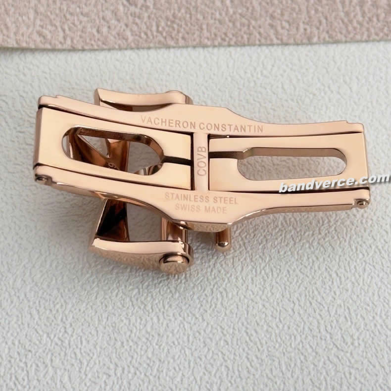 Vacheron Constantin Overseas Fiftysix Collection Traditionnelle butterfly clasp, leather and rubber strap with folding clasp