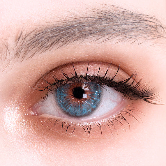 Uris Interstellar grey colored contacts on eye
