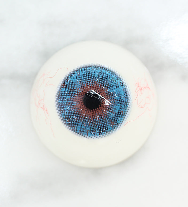 Uris Interstellar grey colored contacts on Dark eye