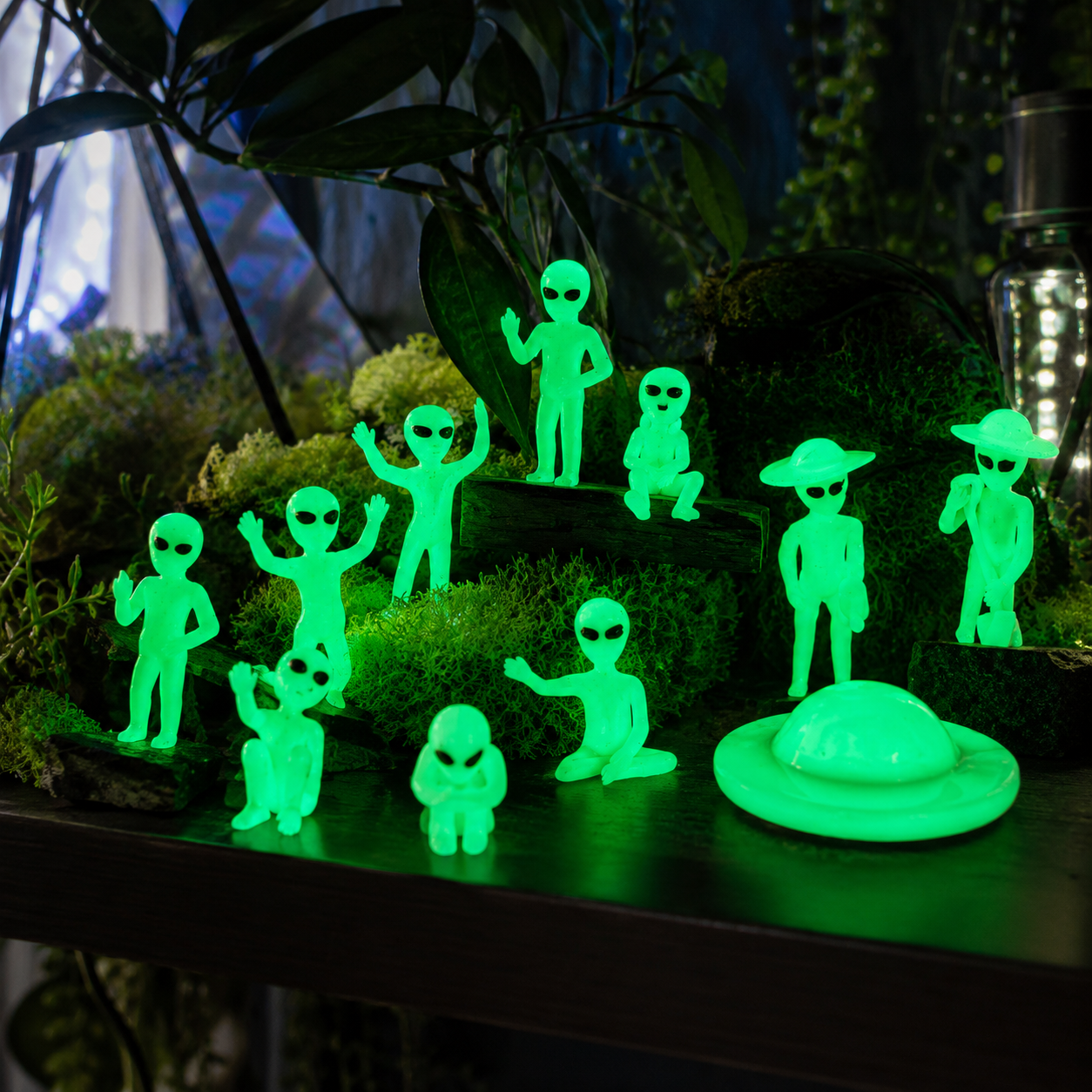 Glow-in-the-Dark Alien Figurine Set with UFO, Resin Mini Alien Decorations