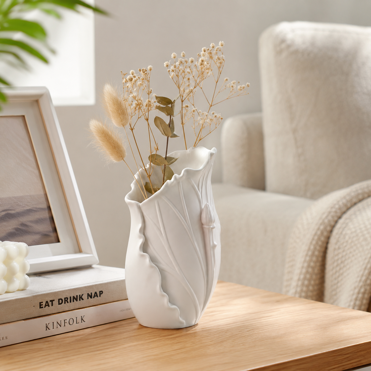 “Plastic Pen Holder & Makeup Brush Organizer – Decorative Leaf-Shaped Vase for Desktop, Vanity, and Flower Display – Functional Home & Office Décor”