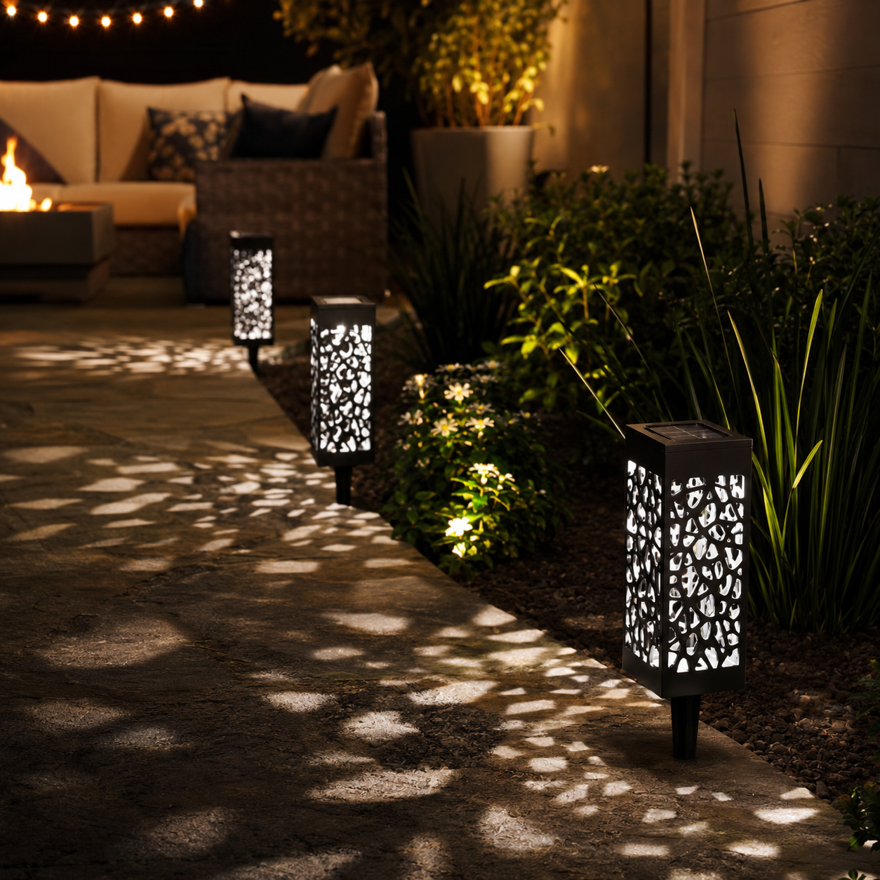 Solar Hollow Pattern Garden Stake Light