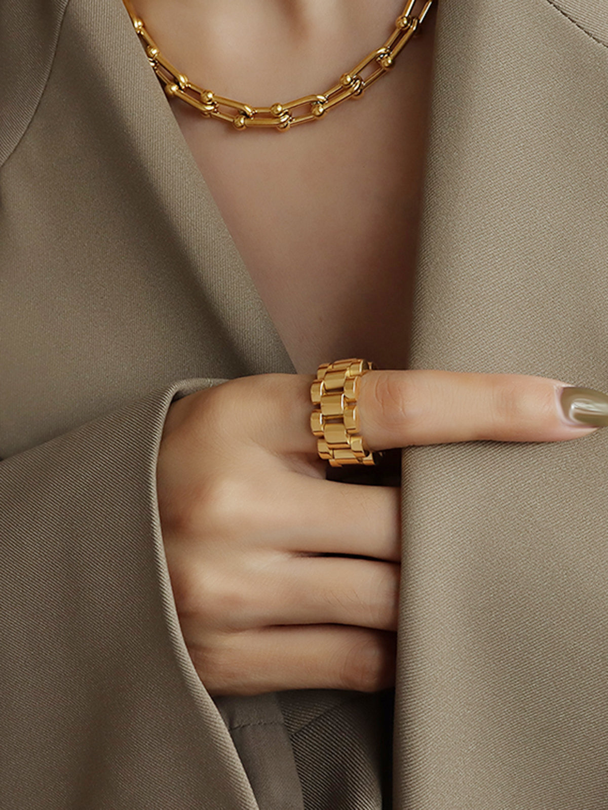 Secret Holds Ring-Massicos