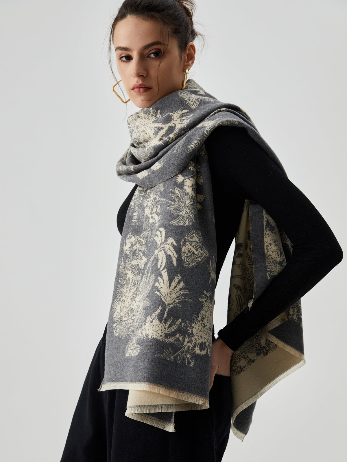 Double Face Jacquard Tassel Scarf-Massicos