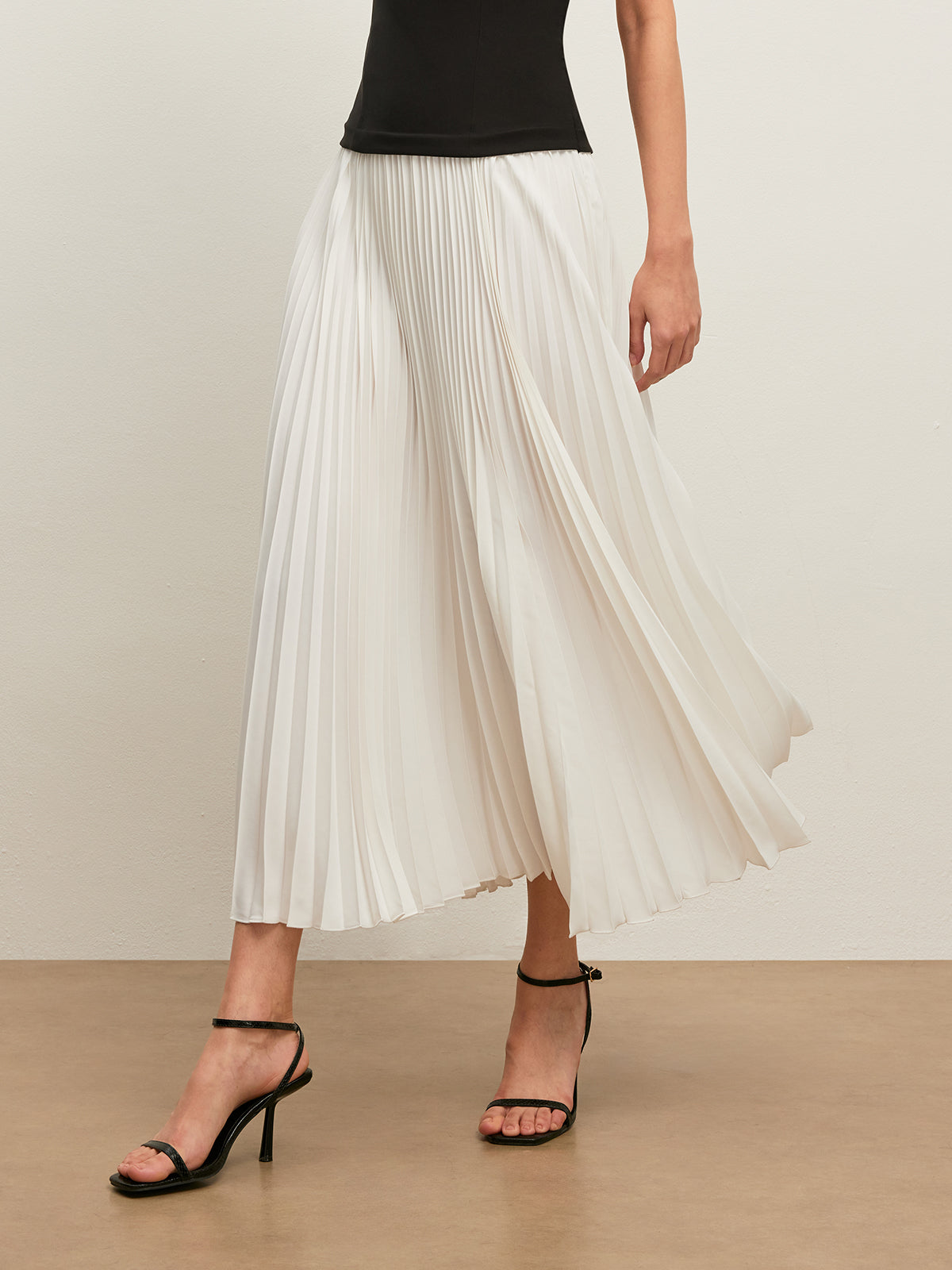 Backless Halter Pleated Dress-Massicos