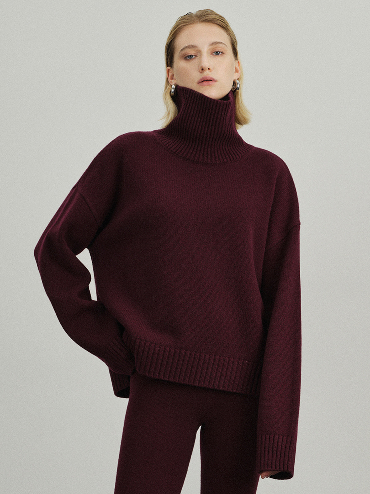 Versatile Plain Turtleneck Sweater-Massicos